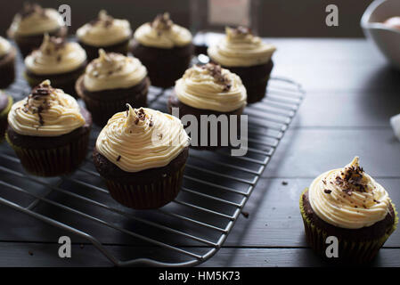 Close-up of cupcakes disposés sur la grille en métal Banque D'Images