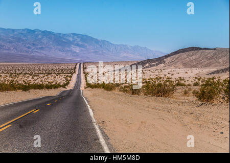 De l'autoroute US sans fin la Death Valley National Park, California - Photo faite sur une moto road voyage dans l'Ouest USA Banque D'Images