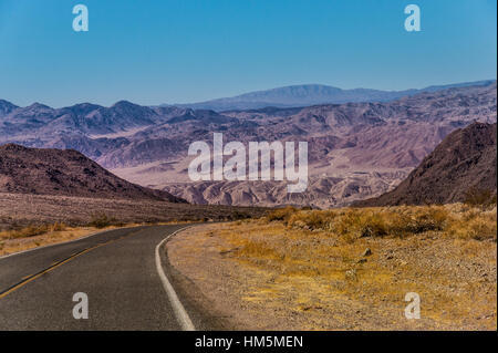 US Highway à Death Valley National Park, California - Photo faite sur une moto road voyage dans l'Ouest USA Banque D'Images