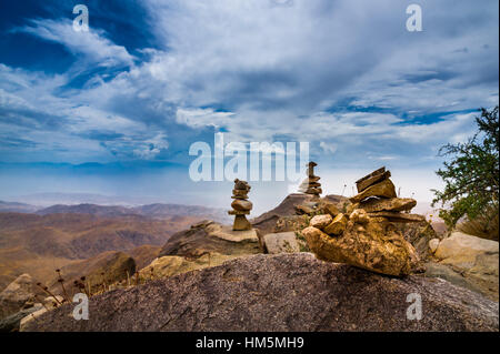 Pyramides de pierre en face d'une vue panoramique dans le parc national de Joshua, Californie Banque D'Images