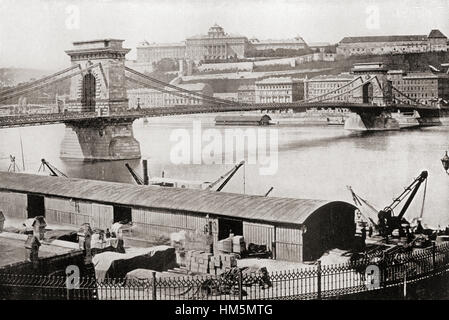 Le Pont des chaînes Széchenyi, au xixe siècle, enjambant le Danube entre Buda et Pest, l'ouest et à l'Est de Budapest, la capitale de la Hongrie. Dans la seconde guerre mondiale, le 18 janvier 1945 par les Allemands pendant le siège de Budapest, avec seulement les tours restant, il a été reconstruit et rouvert en 1949. Banque D'Images