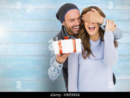 Homme tenant une boîte cadeau et couvrant les yeux de la femme Banque D'Images