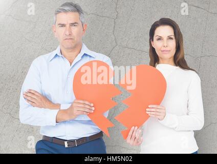 Contrariés couple holding cœur brisé Banque D'Images