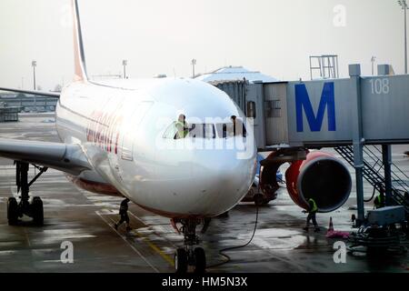 Deux avions de l'entretien nettoyer les fenêtres d'un avion Aero Air Berlin Banque D'Images