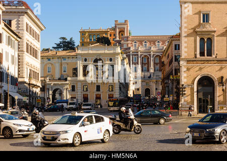 Le trafic peut être considéré le passage à une intersection sur la piazza venezia à Rome Italie Banque D'Images