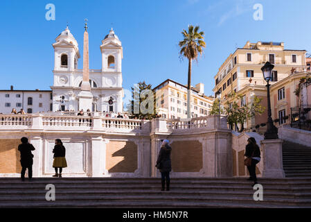 L'Espagne est située à thePiazza di Spagna à Rome en Italie. En haut des marches se trouve l'église de la Santissima Trinità dei Mont Banque D'Images