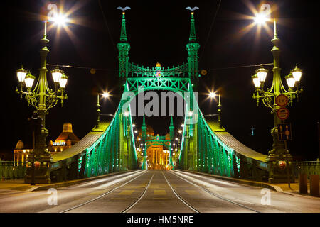 BUDAPEST, HONGRIE - 15 juin 2016 : côté est du pont de la liberté reliant Buda et Pest de l'autre côté de la rivière Dunabe à Budapest, Hongrie - 15 juin 201 Banque D'Images