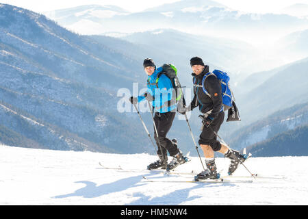 CHOPOK, Slovaquie - 24 janvier 2017 : deux skieurs qui montent vers le sommet de la montagne à Jasna Chopok ski resort, 24 janvier 2016 à Jasna - Slovaquie Banque D'Images