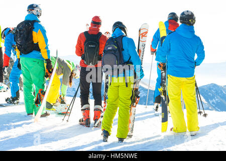 CHOPOK, Slovaquie - 24 janvier 2017 : skieurs et planchistes pour la préparation de la descente haut de Chopok montagne à une station de ski de Jasna, Janvier Banque D'Images