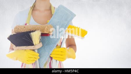 Mid section of woman holding divers équipements de nettoyage Banque D'Images