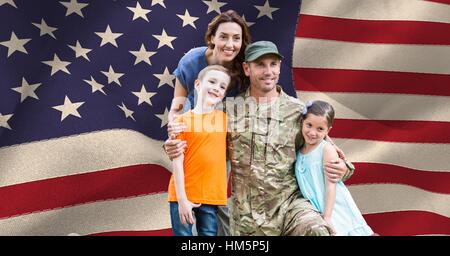 Soldat avec sa famille devant l'US flag Banque D'Images