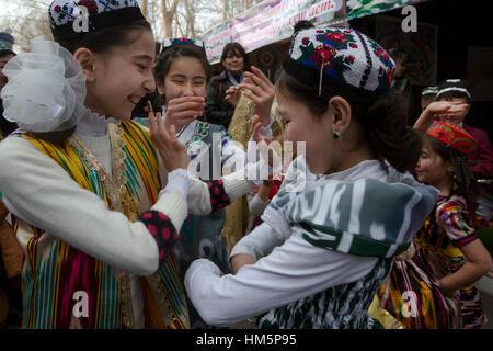 Les filles danser La danse orientale traditionnelle durant la célébration de la fête Newros à Khoudjand ville en République du Tadjikistan Banque D'Images