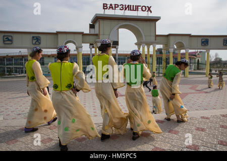 In costume national devant de l'entrée du stade à Khoudjand ville en République du Tadjikistan Banque D'Images