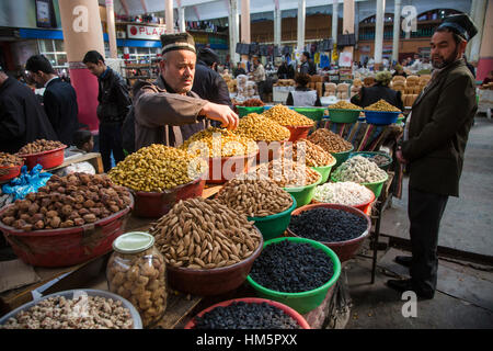 Galerie marchande et de l'intérieur de l'animation du bazar central à Khoudjand City, République du Tadjikistan Banque D'Images