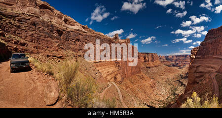 Véhicule, vélo sur Shafer Trail commutations à Shafer Canyon, Canyonlands NAT Park, Utah, États-Unis Banque D'Images