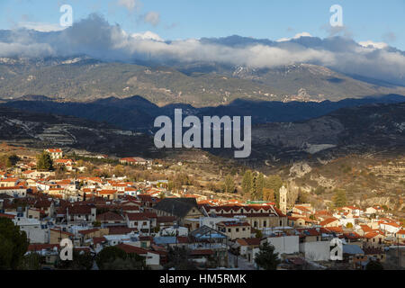 Le village pittoresque d'Omodos avec pour toile de fond les montagnes Troodos, à Chypre Banque D'Images