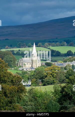 Village de Kirkby Lonsdale, avec l'église All Saints dominanting la ligne d'horizon. North Yorkshire, UK Banque D'Images