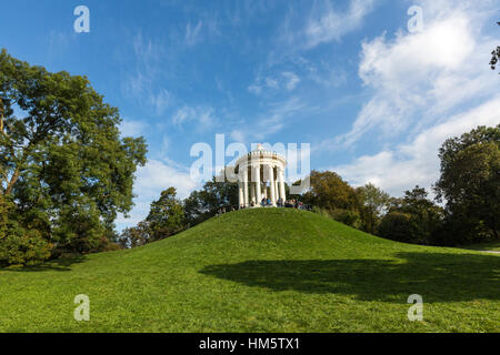 Les touristes avec Monopteros dans Englischer Garten, jardin anglais, Munich, Allemagne Banque D'Images