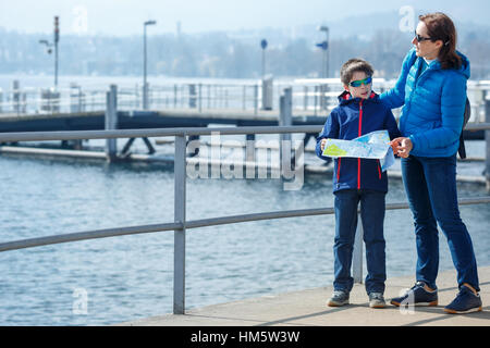 La mère et le fils de la famille autour de la jetée sur le lac de Zurich Banque D'Images