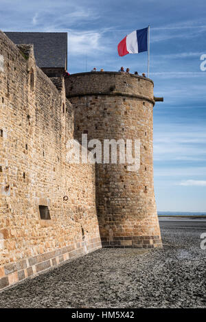 Fortifications de pierre côtières du Mont-Saint-Michel, France Banque D'Images