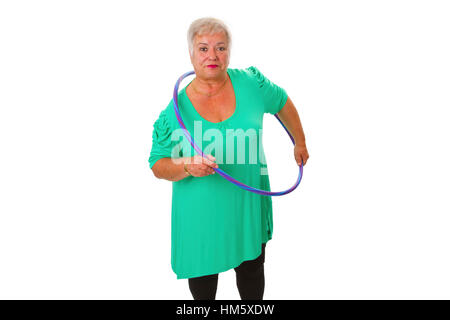 Senior lady faire gymnastic avec cerceau - isolé sur fond blanc Banque D'Images