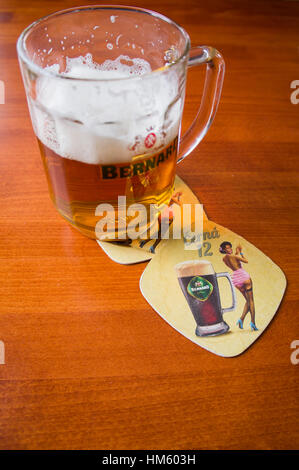 Bernard de la lager légère, verre de bière, un demi-litre de boisson, beermat coaster, Bernard Dark Lager, noir mat, de la bière 12 Banque D'Images