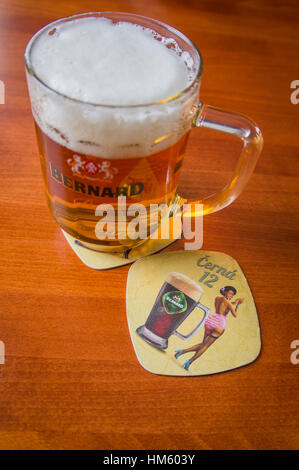 Bernard de la lager légère, verre de bière, un demi-litre de boisson, beermat coaster, Bernard Dark Lager, noir mat, de la bière 12 Banque D'Images