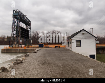 Seneca Falls, New York, USA. CS/2 Serrure à Seneca Falls, New York, l'une des nombreuses écluses sur la voie navigable du canal Érié historique Banque D'Images