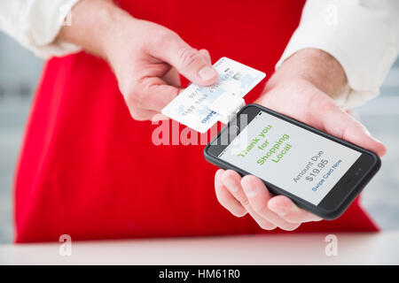 L'homme à l'aide de carte de crédit et téléphone cellulaire Banque D'Images