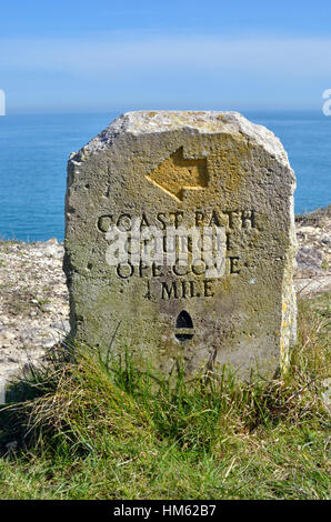 Marqueur de façon pierre près de Church Ope Cove sur le chemin côtier du sud-ouest, l'Île de Portland, Dorset, UK Banque D'Images