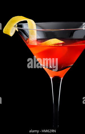 Garnir avec cocktail cosmopolite sur fond noir Banque D'Images