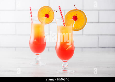 Tequila Sunrise frais maison avec garniture Banque D'Images