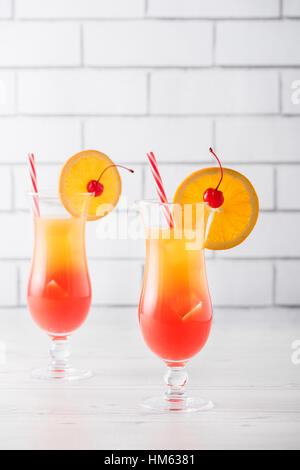 Tequila Sunrise frais maison avec garniture Banque D'Images