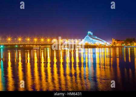 Bridge et nuit reflets dans la rivière Daugava. Bibliothèque nationale moderne de Lettonie à Riga Banque D'Images