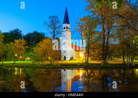 Vue de nuit sur l'Église luthérienne de Saint Berthold aux travaux de l'année 1225. Sigulda, Lettonie. Banque D'Images