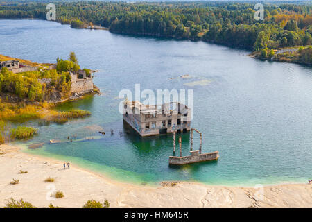 Des collines de sable de carrière avec un étang et abandonné en prison, Rummu Estonie Banque D'Images