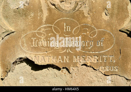 Close-up d'une très ancienne pierre tombale avec l'inscription 'en mémoire' Banque D'Images