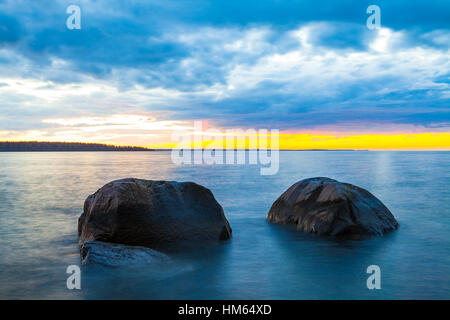 Le lever du soleil sur la mer. Pierre sur l'avant-plan Banque D'Images