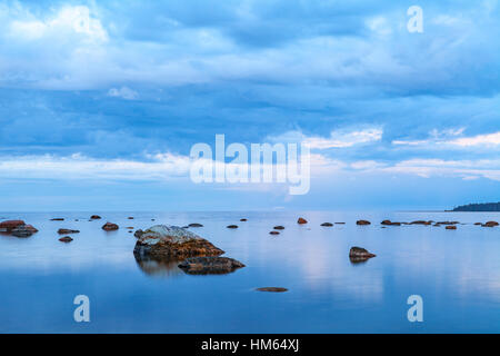 Le lever du soleil sur la mer. Pierre sur l'avant-plan Banque D'Images
