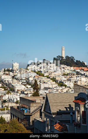 La Coit Tower sur Telegraph Hill, San Francisco, California USA Banque D'Images