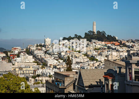 La Coit Tower sur Telegraph Hill, San Francisco, California USA Banque D'Images