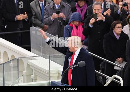 Le président Donald Trump offre son discours d'après avoir prêté serment pour devenir le 45e président des États-Unis d'Amérique sur la colline du Capitole, le 20 janvier 2017 à Washington, DC. Banque D'Images