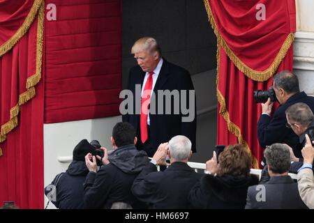 Le président élu, Donald Trump sort de la le Capitole pour la cérémonie inaugurale de devenir le 45e Président le 20 janvier 2017 à Washington, DC. Banque D'Images