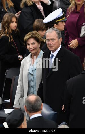 L'ancien président George W. Bush et sa femme Laura Bush arrivent pour le président Cérémonie au Capitole, le 20 janvier 2017 à Washington, DC. L'atout de Donald est devenu le 45e président des États-Unis à la cérémonie. Banque D'Images