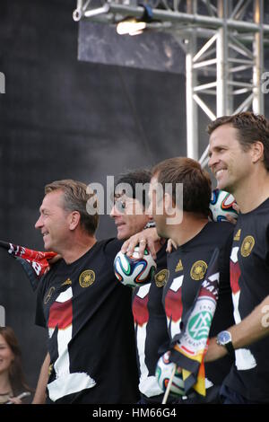 L'équipe nationale de football allemande et entraîneur en chef Löw célébrer FIFA World Cup Championship le 15 juillet 2014 à Berlin, Allemagne. Banque D'Images