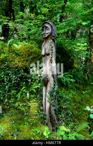 Green Goddess statue sculpture en bois bois forest l'art d'installation jardin jardins jardinage garde protéger symbole floral RM Banque D'Images