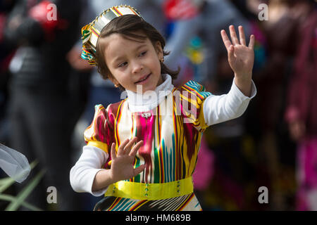 Les filles danser La danse orientale traditionnelle durant la célébration de la fête Newros à Khoudjand ville en République du Tadjikistan Banque D'Images