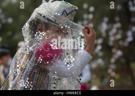 Les filles danser La danse orientale traditionnelle durant la célébration de la fête Newros à Khoudjand ville en République du Tadjikistan Banque D'Images