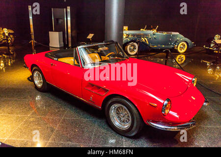 Une Ferrari 330 GTS 1967 L'un des 99 construits, à la Musée de l'Automobile de Blackhawk Californie Danville Banque D'Images