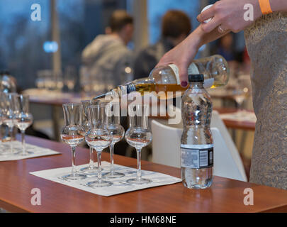 KIEV, UKRAINE - le 21 novembre 2015 : les visiteurs non reconnu pour préparer la présentation de The Glenlivet Single Malt Scotch Whisky au 1er Whisky Banque D'Images